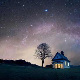 Tussen hemel en aarde: de verlichte kapel en de Melkwegboog van Philipp Hodel Photography