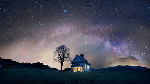 Zwischen Himmel und Erde: Die beleuchtete Kapelle und der Milchstraßenbogen von Philipp Hodel Photography