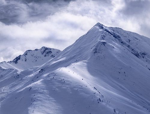 Schneebedeckter Gipfel am Boi Taull, katalanische Pyrenäen
