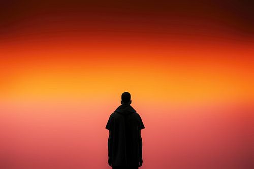 Eenzame figuur in de zonsondergang
