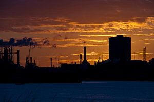Sunset behind Factory van Elspeth Jong
