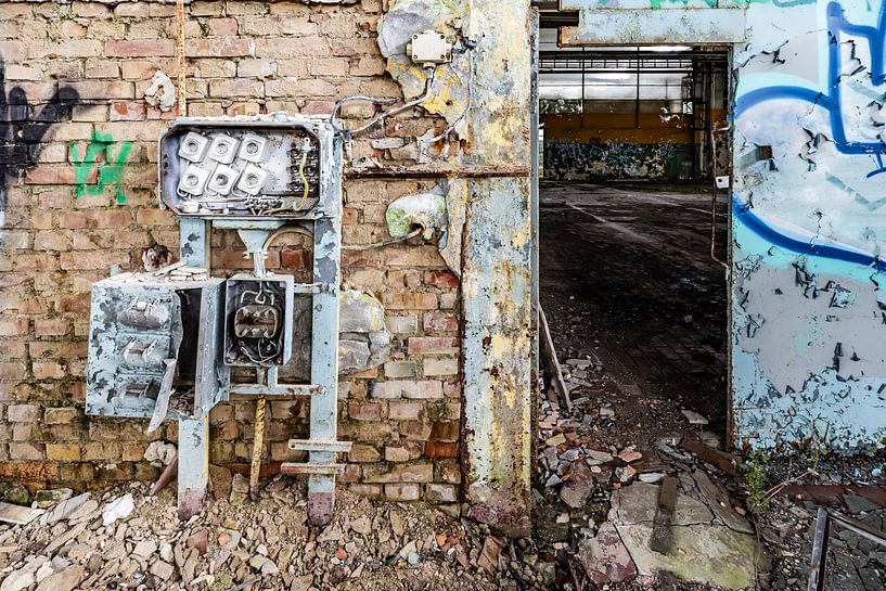 Alter Sicherungskasten an maroder Wand - Lost Place Alter Flugplatz Rangsdorf von Frank Herrmann