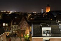 Stadssilhouet van Utrecht bij avond.