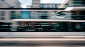 Die Straßenbahn, Stillstand und Geschwindigkeit