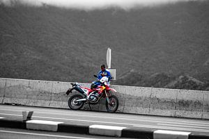 Motocycliste au bord de la route