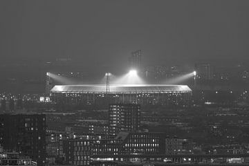 De verlichte Feyenoord Stadion De Kuip tijdens de klassieker in zwart/wit
