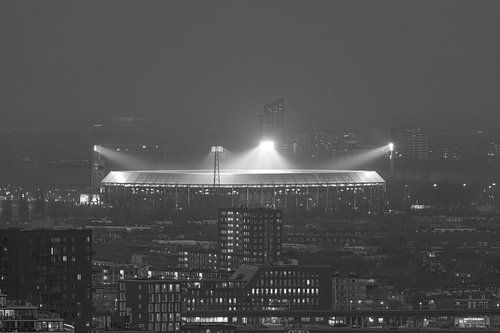 De verlichte Feyenoord Stadion De Kuip tijdens de klassieker in zwart/wit