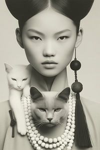 Femme sereine avec des chats