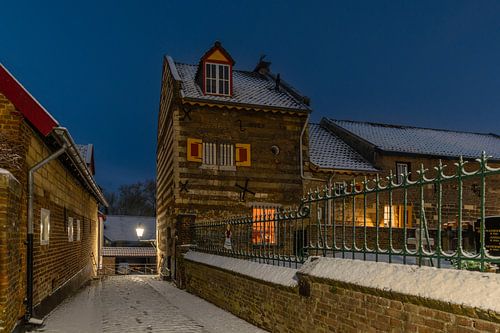 Elsloo in de avond in de winter met sneeuw