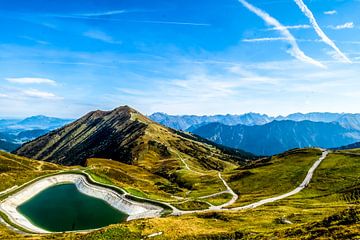 Die österreichischen Alpen mit einem Bergsee von Ineke Huizing