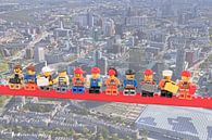 Lunch atop a skyscraper Lego edition - Rotterdam par Marco van den Arend Aperçu