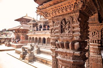 Houtsnijwerk in Nepalese tempel. van Floyd Angenent