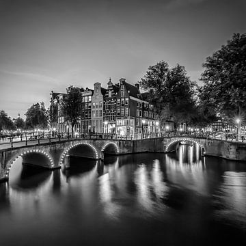 AMSTERDAM ' s avonds idylle van de Keizersgracht en de Leidsegracht | zwart-wit van Melanie Viola