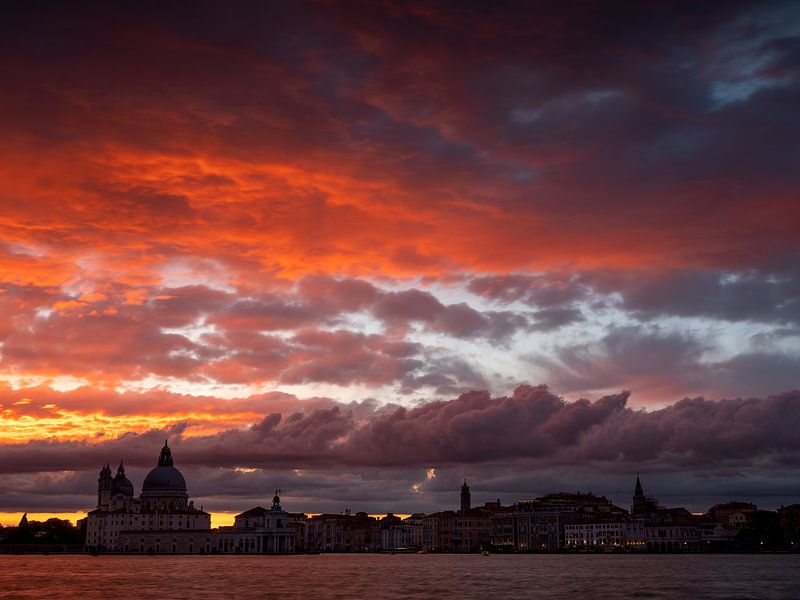 Zonsondergang over Venetië van Andreas Müller