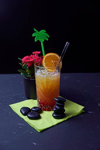 Cocktail met agave brandy sinaasappelsap granaatappelsiroop en citroensap.