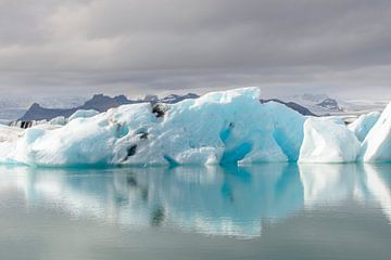 Eisberge in der Gletscherlagune Jökulsárlón in Island von Sjoerd van der Wal