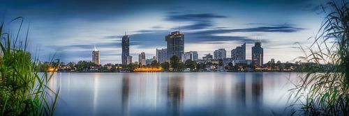 Wenen met uitzicht op Donaucity in de avond.