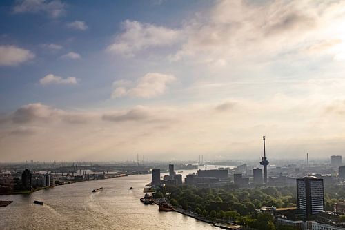 Mistige zonsondergang over Rotterdam met de Euromast