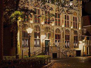 Das Rathaus von Veere an einem regnerischen Abend