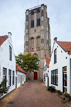 Oud straatje en de kerk van Goedereede in Nederland