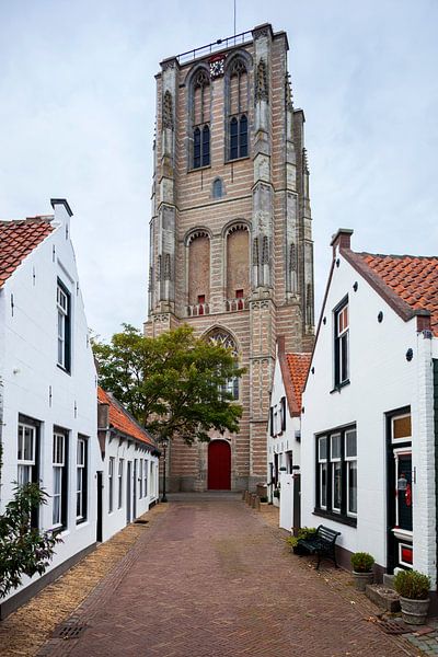 Alte Straße und die Kirche von Goedereede in den Niederlanden von Peter de Kievith Fotografie