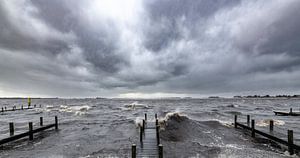 Houten steigers aan de oever van het Belterwijde meer van Sjoerd van der Wal Fotografie