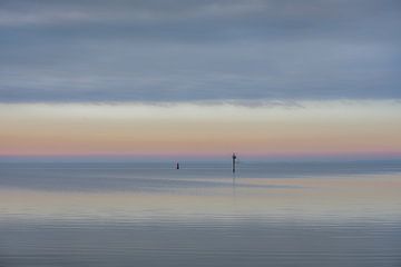 Das Wattenmeer bei Holwerd in Friesland an einem windstillen Tag