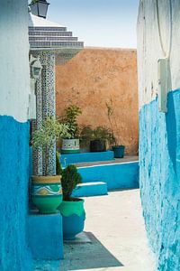 Schöne blau-weiße Straße in Rabat