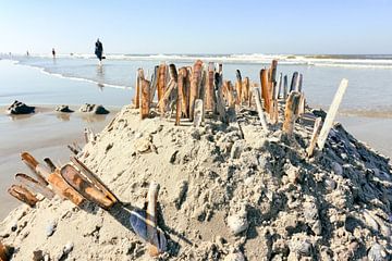 Zandkasteel op strand by Harry Wedzinga