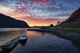 Hafen am Fjord in Norwegen zur blauen Stunde