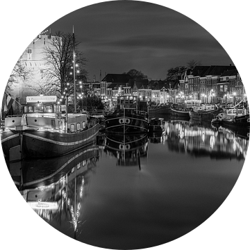 Thorbeckegracht met Pelsertoren Zwolle in zwart wit van Fotografie Ronald