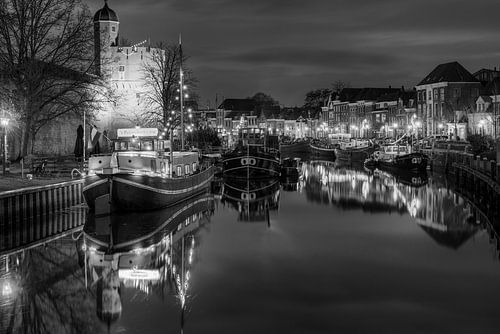 Thorbeckegracht met Pelsertoren Zwolle in zwart wit