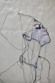 'A Thin Fog on My Face' - Vrouw in draad. van Kim Rijntjes