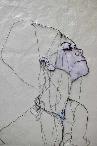 'A Thin Fog on My Face' - Vrouw in draad. van Kim Rijntjes