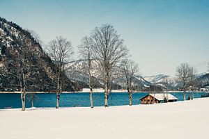 Schnee am See in den Alpen Österreich von Patrycja Polechonska