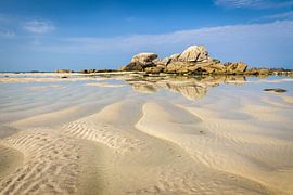 Rotsachtig landschap en strand van Kerfissien, Bretagne van Christian Müringer