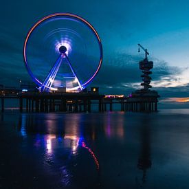 Het reuzenrad op de pier van Scheveningen bij zonsondergang van Arthur Scheltes