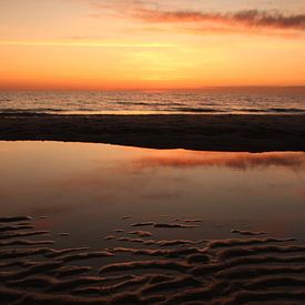 coucher de soleil sur la plage sur Karin Maartense