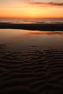 zonsondergang op het strand van Karin Maartense