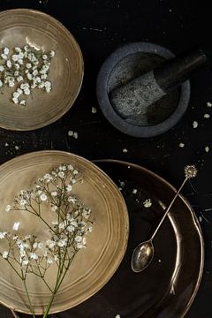 Flowers on a plate van Isa Dolk