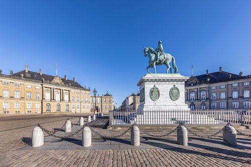 KOPENHAGEN Amalienborg Schlossplatz mit Statue