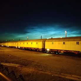 Wagons de train au crépuscule sur Deborah Blanc