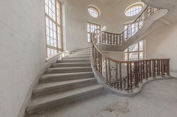 Treppenhaus in einer Militärstadt von John Noppen