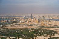 Uitzicht over woestijnstad Dubai van Edsard Keuning thumbnail