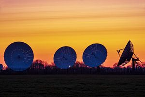 Satellitenschüsseln Burum nach Sonnenuntergang