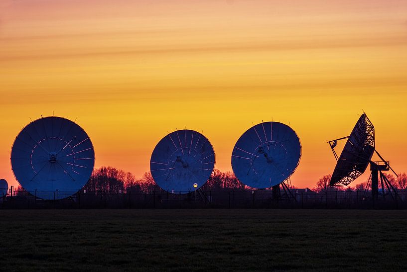 Satellitenschüsseln Burum nach Sonnenuntergang von Evert Jan Luchies