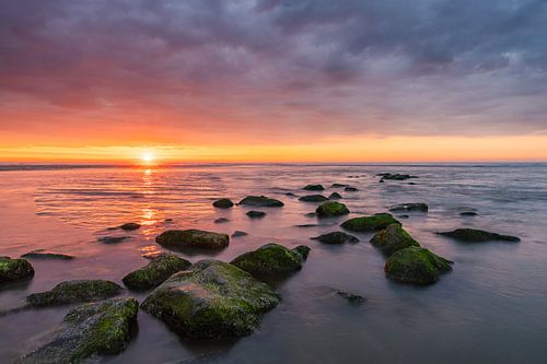 Kleurrijke zonsondergang op het strand van Katwijk