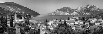 Vue estivale de Torbole sur le lac de Garde en noir et blanc sur Manfred Voss, Schwarz-weiss Fotografie