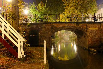 Pont de Quintine sur la Nieuwegracht brumeuse à Utrecht sur Donker Utrecht