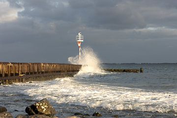 Des vagues orageuses contre la jetée sur SchumacherFotografie